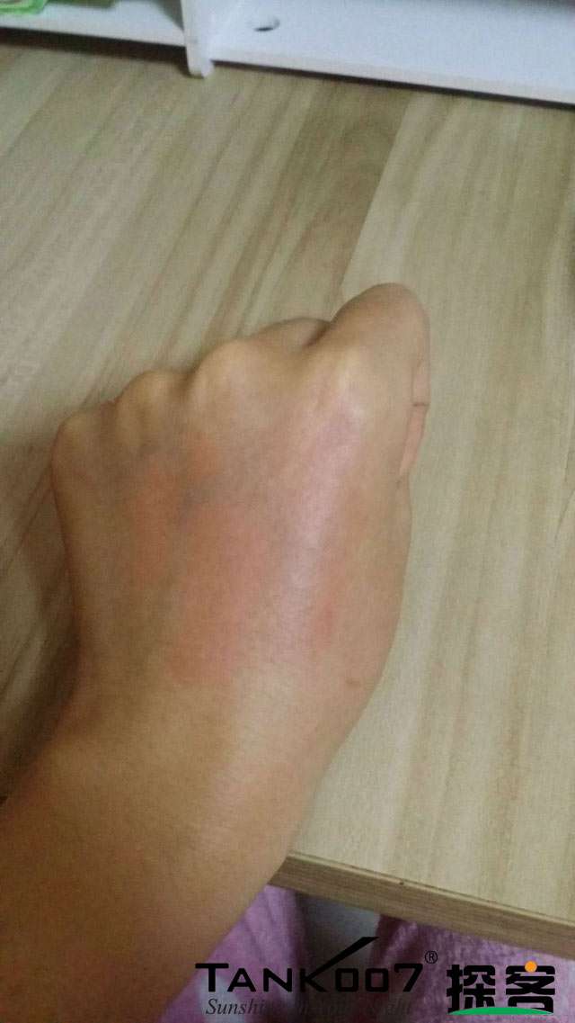 客户买了紫光手电验荧光剂，先拿面膜大姨妈巾开刀 