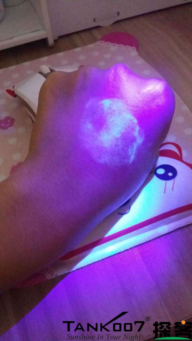 客户买了紫光手电验荧光剂，先拿面膜大姨妈巾开刀 