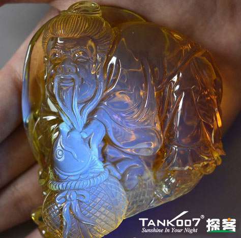 网上用紫光手电鉴定琥珀的帖子这么多，哪个是真假？